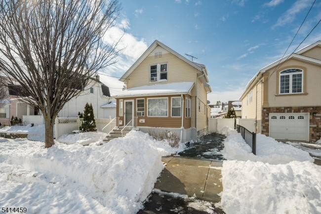 Building Photo - 529 Ainsworth St