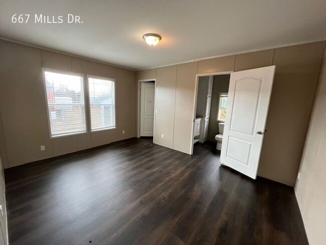 Photo - 667 W Mills Dr