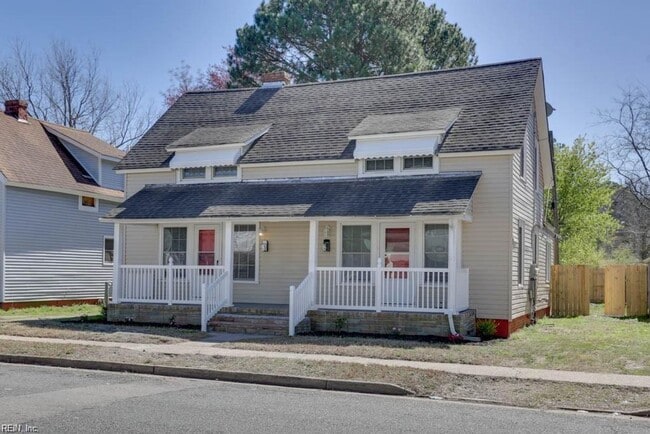 Building Photo - 2bedroom Townhouse Duplex- Huge Yard. May 1 move  in!!!