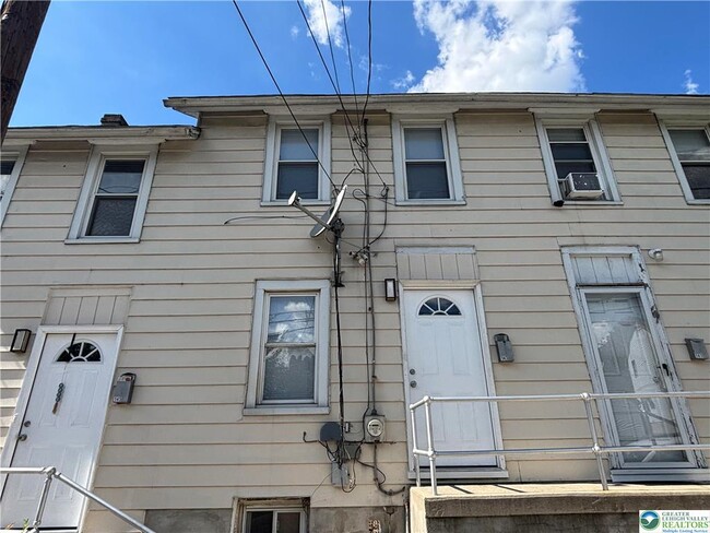Building Photo - 143 W 17th St Rental
