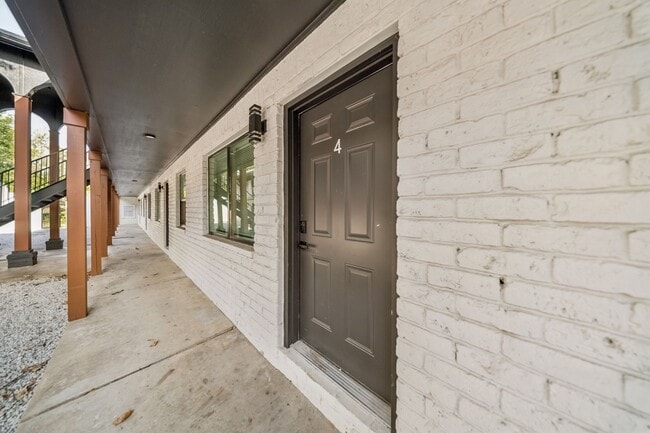 Building Photo - 1152 S Quaker Ave