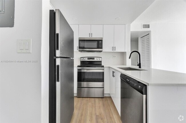 Building Photo - 620 SW 10th St Unit 303 Rental