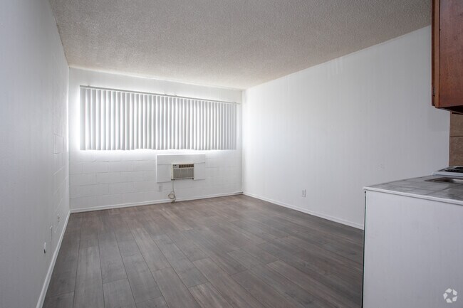 Studio, 1BA - 300SF