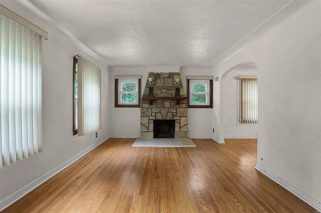 Living Room - 806 Elsworth Pl