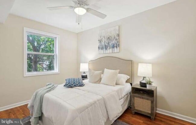 Photo - 1723 Gales Pl NE