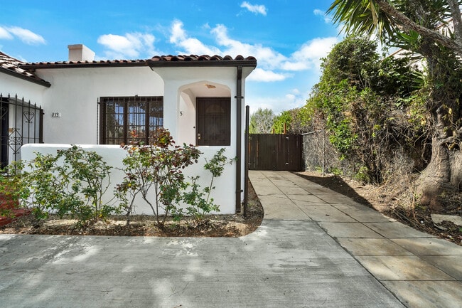 Front - 815 N Curson Ave Unit 815