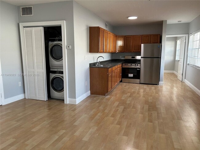 Building Photo - 1360 Collins Ave Unit 202