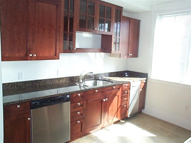 Building Photo - 165 Beacon St Unit 12