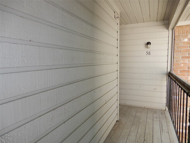 Building Photo - 17401 Red Oak Dr Unit 58 Rental