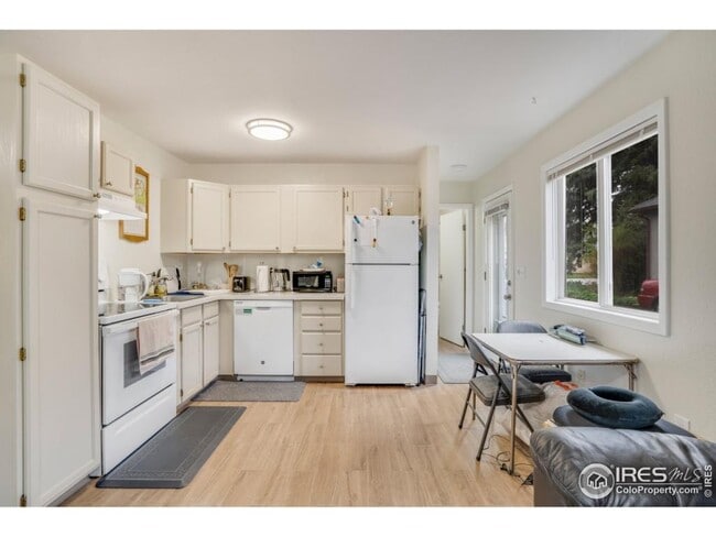 Photo - 1031 E 4th St