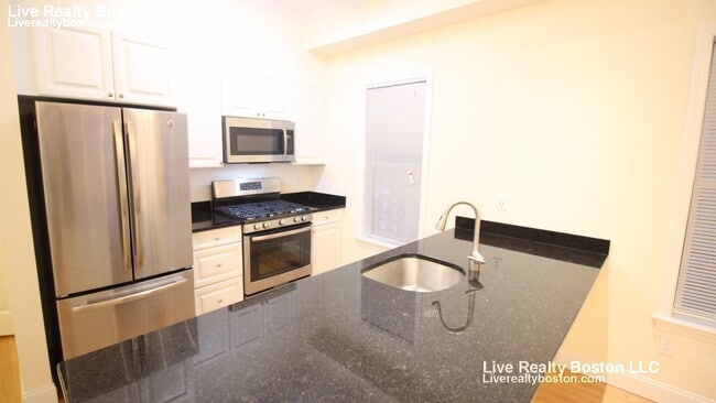 Building Photo - 15 Langdon St Unit #2