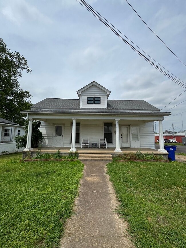 2 Bed 1 Bath Home Near Campus!! - 2 Bed 1 Bath Home Near Campus!!