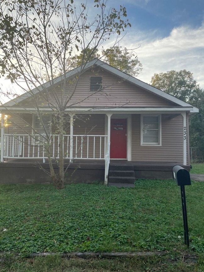 Building Photo - NOW AVAILABLE! RENT READY!! LET'S GET MOVING!