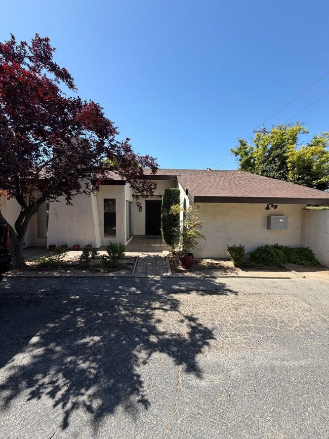 Building Photo - *Move in special* First month's rent is on us!! move in by 8/1/2026