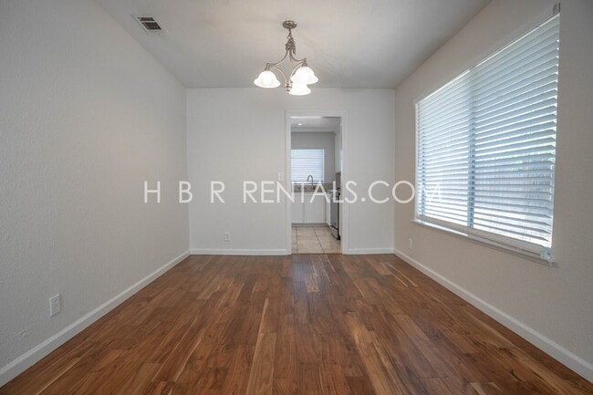 435 Palm Cir