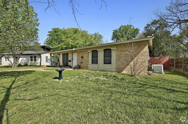 Building Photo - 1402 Camelot Cir Rental