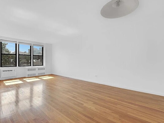 Building Photo - 35-20 Leverich St Unit 608