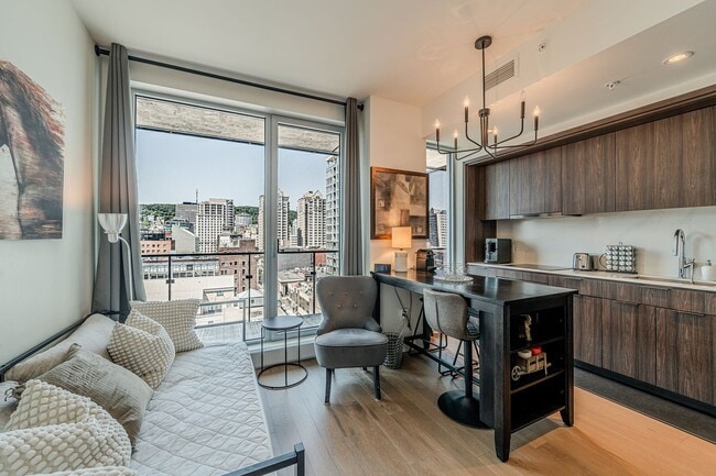 Building Photo - 1200 Rue Drummond Unit 1207