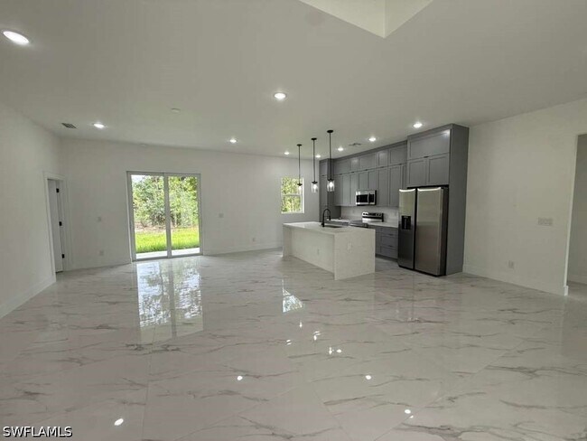 Photo - 723 Epps Brown St E