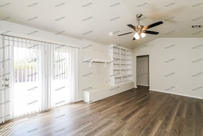 Photo - 216 Oak Tree Dr