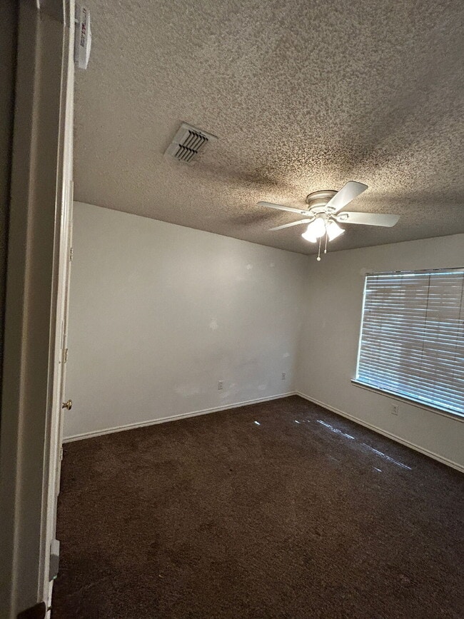 Photo - Nice Three Bedroom - Northridge