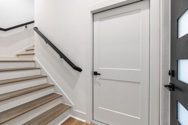 Photo - 868 E 35th St