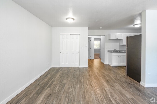 2BR, 1BA - 724SF - Living Room/Kitchen