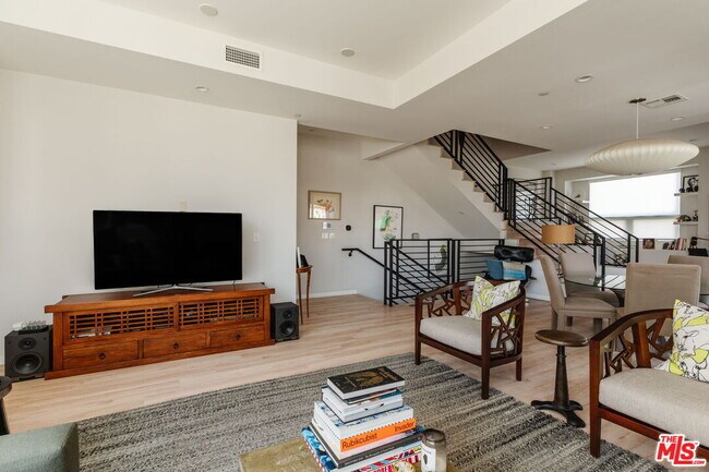 Photo - 6072 Pickford St