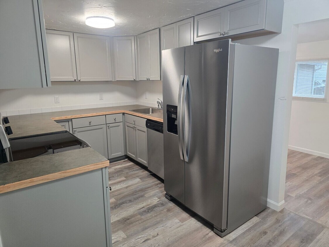 4 Bedroom Home off Roosevelt Blvd - 4 Bedroom Home off Roosevelt Blvd