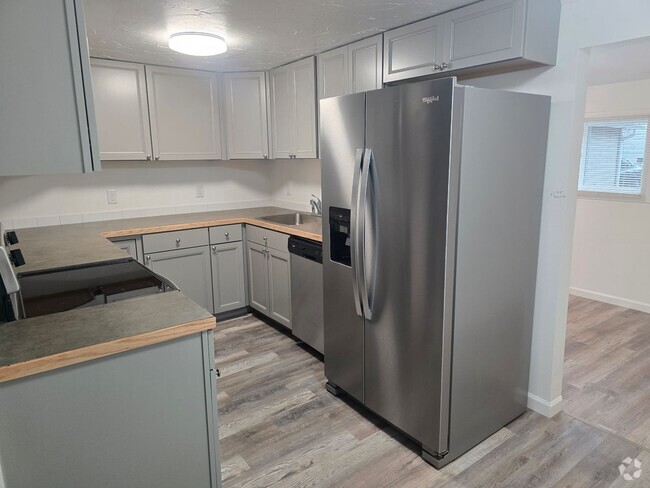 Building Photo - 4 Bedroom Home off Roosevelt Blvd