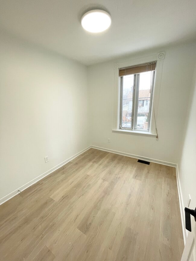 Photo - 552 Bay St
