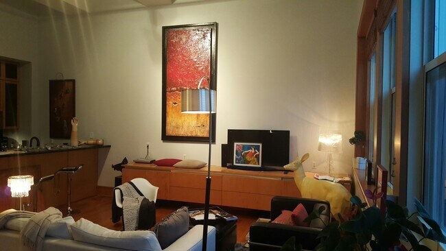 Building Photo - 59 College St Unit 404