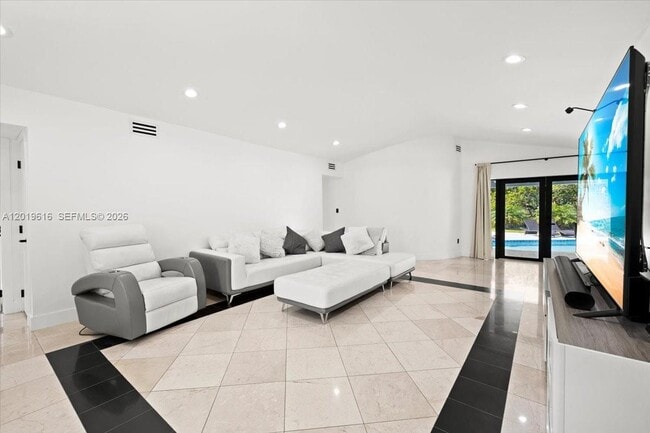 Photo - 2400 NE 195th St