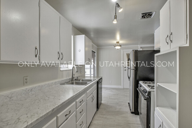 Building Photo - 961 S 190 W