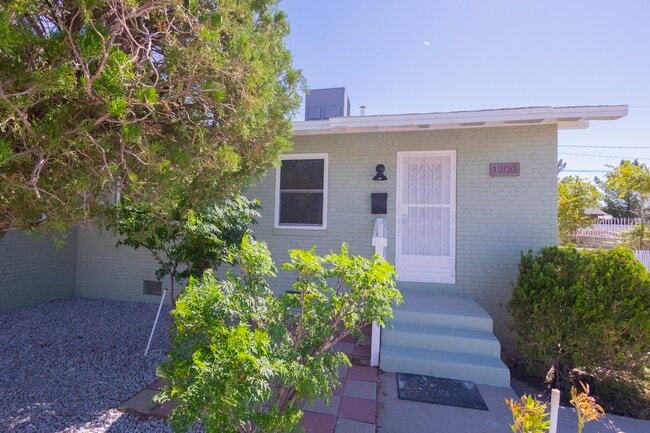 Front - 1200 Chadbourne St Unit 1200