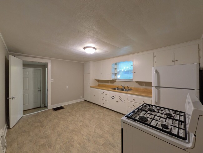 Photo - 3 Bedroom Home with detached garage and partially fenced yard, pet friendly!