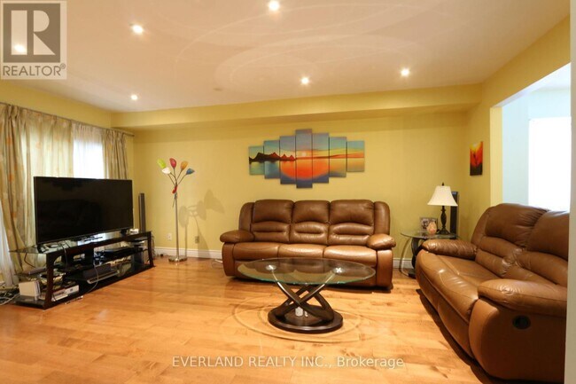 Photo - 28 Bauer Crescent