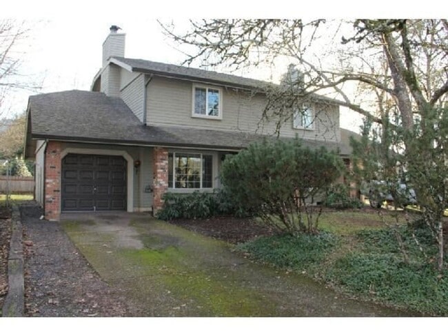 Building Photo - 2 bedroom 1 bathroom duplex