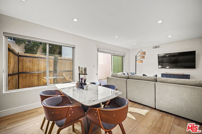 Photo - 1045 Kings Rd Unidad 108