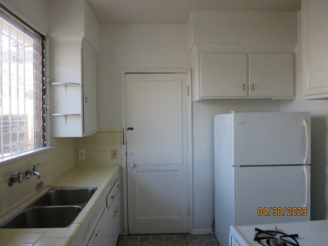 Kitchen - 5640 W 6th St Unit A