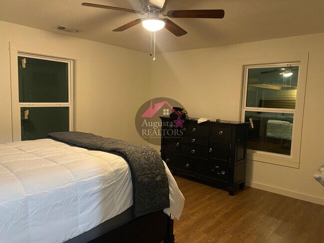 Photo - 1482 Burger St