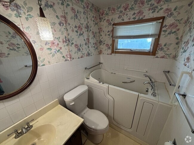 Building Photo - $1450 - 2 Bed 1 Bath Home
