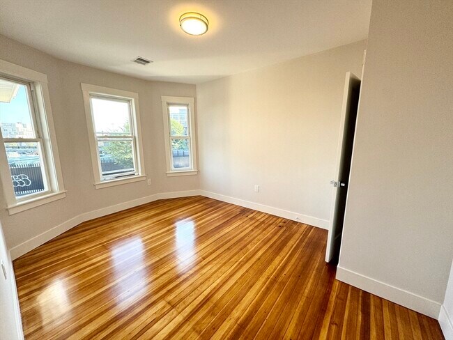 Photo - 147 E Cottage St