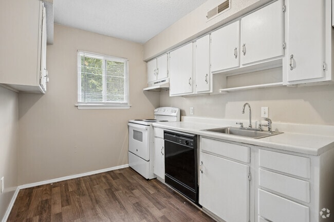 2BR, 2BA - 1,184SF - Kitchen - Hartwell Pointe