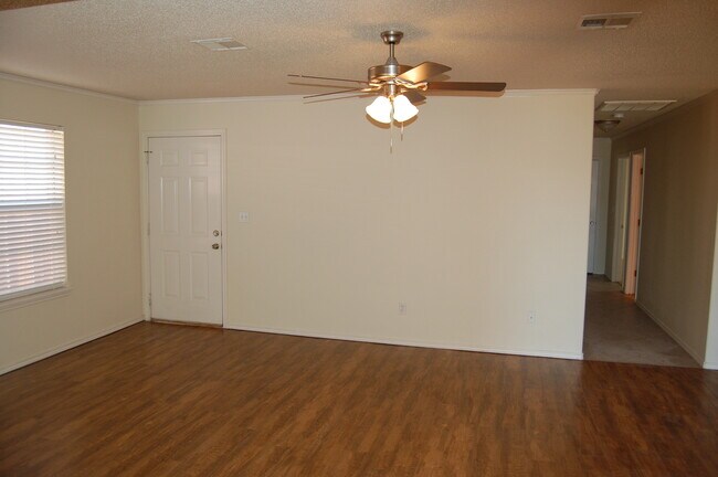 Photo - Great Updated 3/2/1 - Easy Access to Loop 289