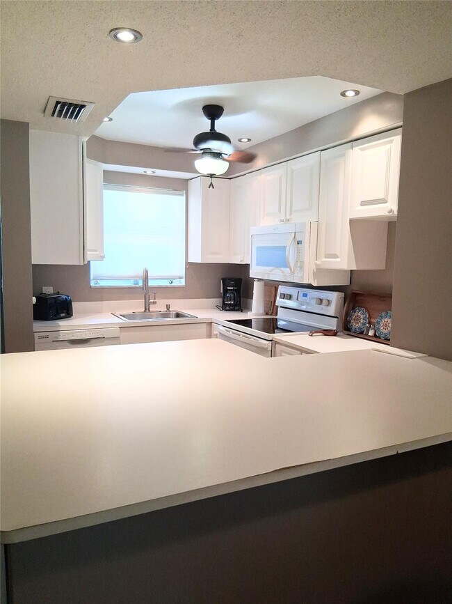 Photo - 1035 Hillsboro Mile Unit 25