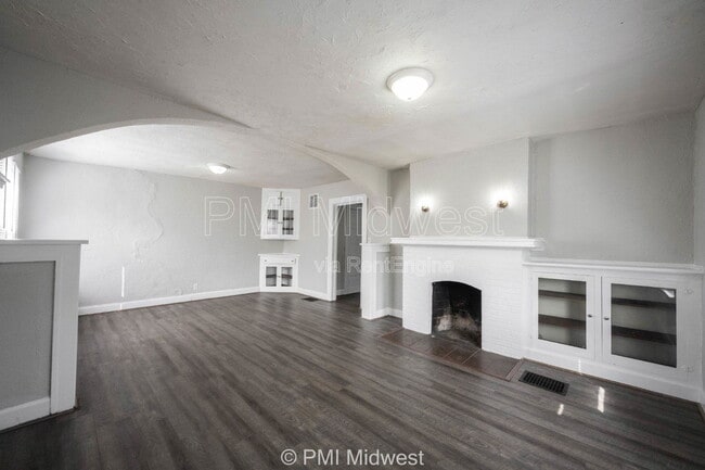 Photo - 824 E 44th St