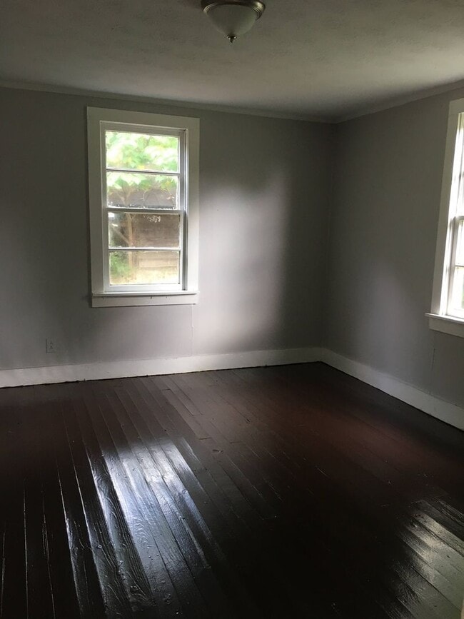 Building Photo - 2 Bedroom Cottage Rental