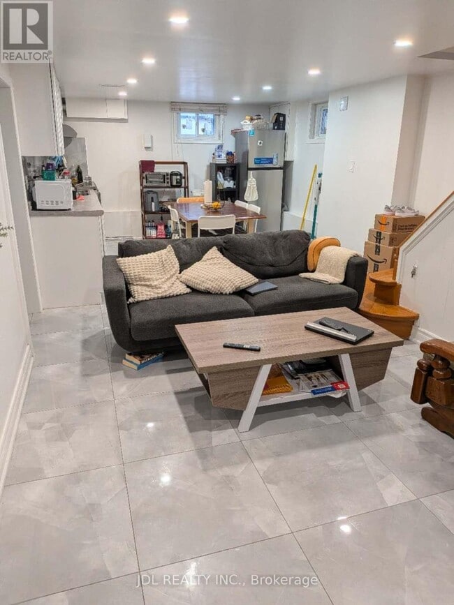 Photo - 345 Centre St E