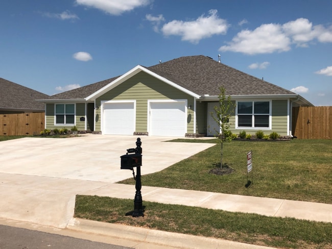 Building Photo - 613 W Christopher Dr